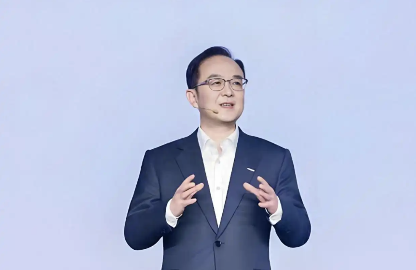 李书福交棒安聪慧接印，吉利能逆势狂飙的根本逻辑是什么？