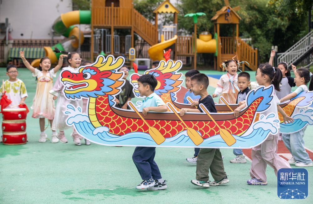 ↑ 6月16日,江苏省南通市通州区通州幼儿园的孩子们在参加旱地龙舟赛。新华社发(翟慧勇摄)