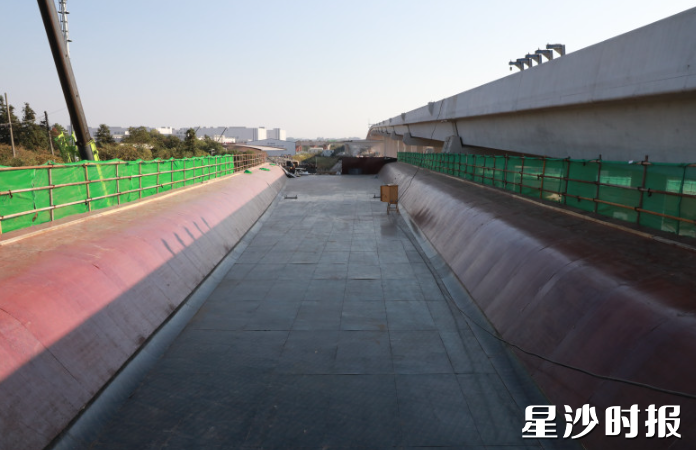 图为平行匝道PX1D5-D7正在进行现浇梁底腹板模板铺设。