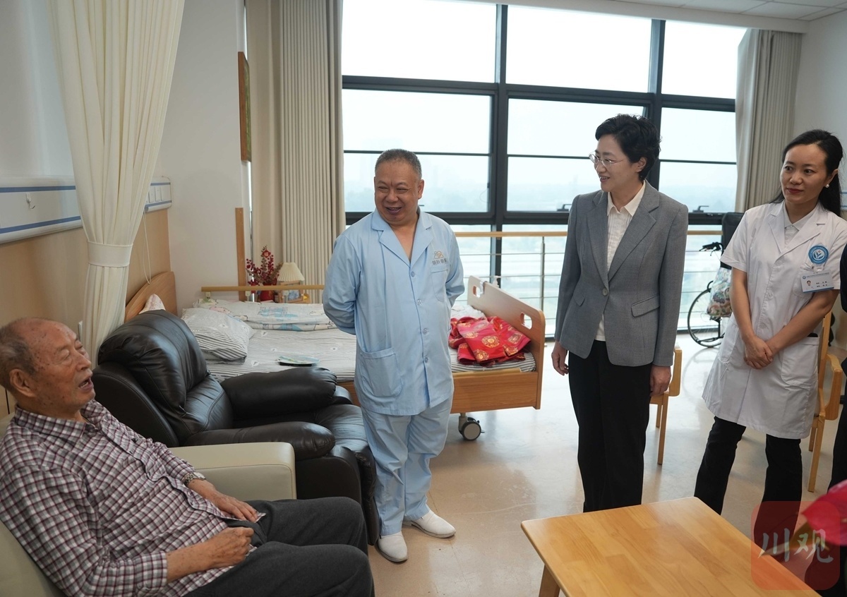近日,省委副书记、省长施小琳在成都天府新区禾养顾连老年病医院,看望慰问老党员老战士李振明,调研社区养老服务综合体机构运营管理情况。
