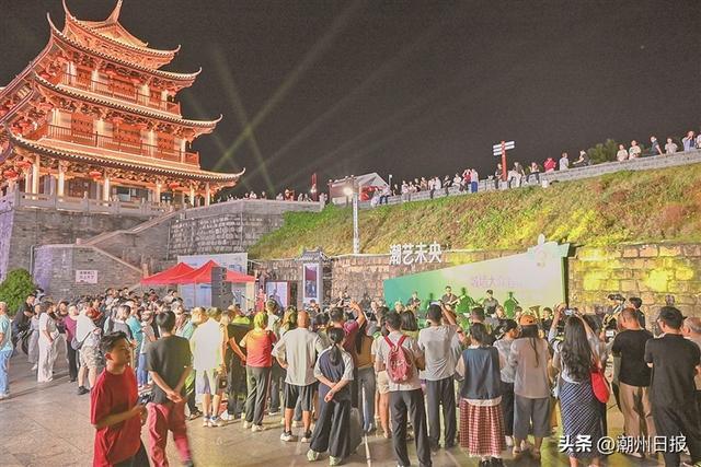 表演者齐聚古城广济楼后广场,为市民游客献上一场免费露天音乐会。