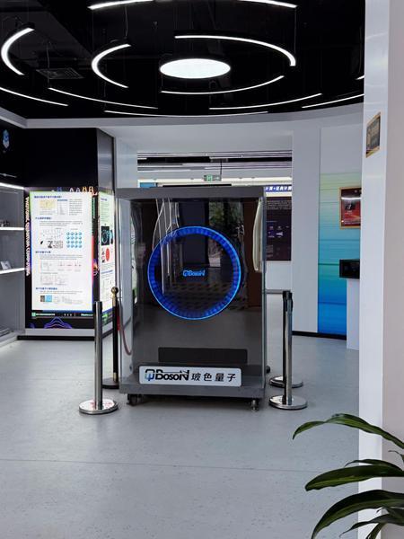 玻色量子展示其自研的量子计算设备