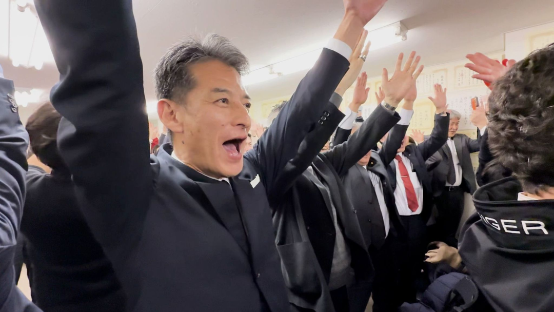 ▲高市及自民党胜选后,自民党支持者欢呼。(图源:天空新闻)