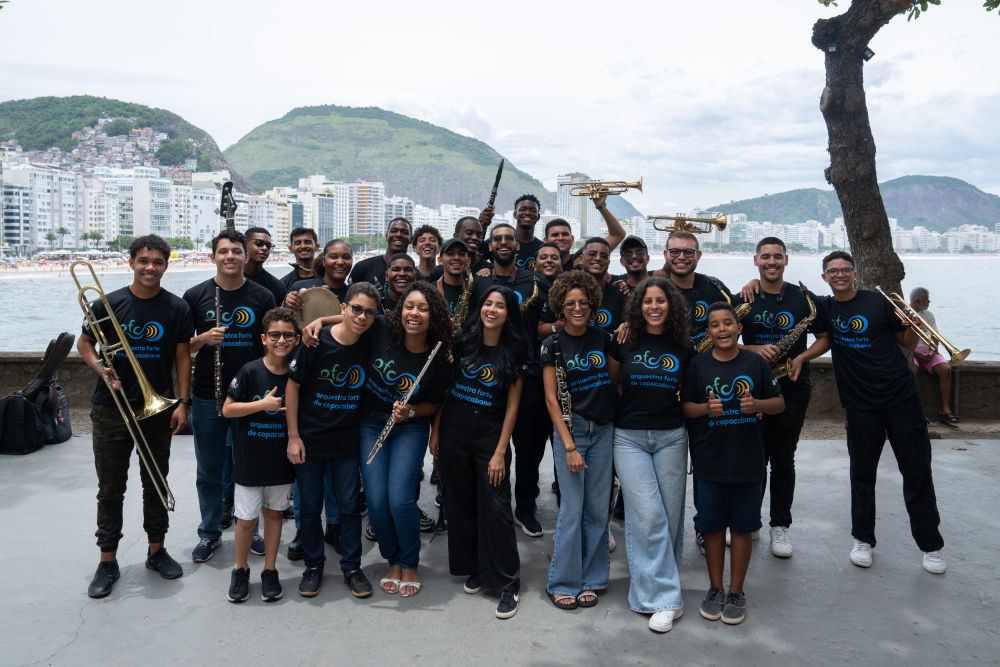2024年12月14日,在巴西里约热内卢,参加排练的科帕卡巴纳要塞乐团成员合影。新华社记者 王天聪 摄