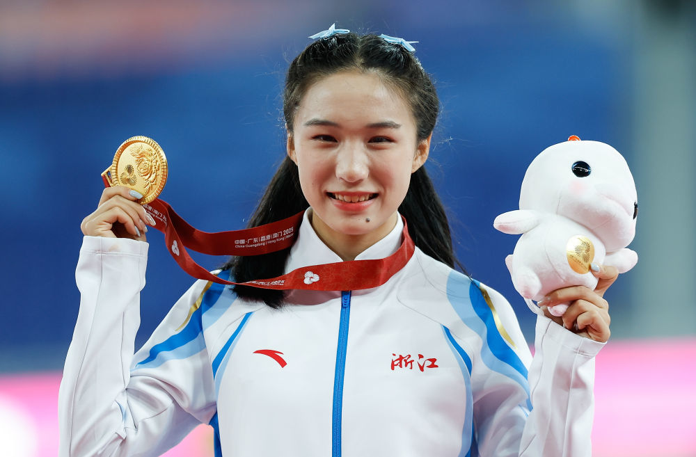 2025年11月17日，陈妤颉在第十五届全国运动会田径女子100米颁奖仪式上。新华社记者 黄伟 摄