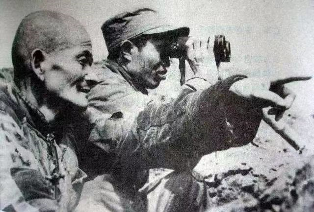 1949年，皮定均在渡江战役前夜不雅察敌情