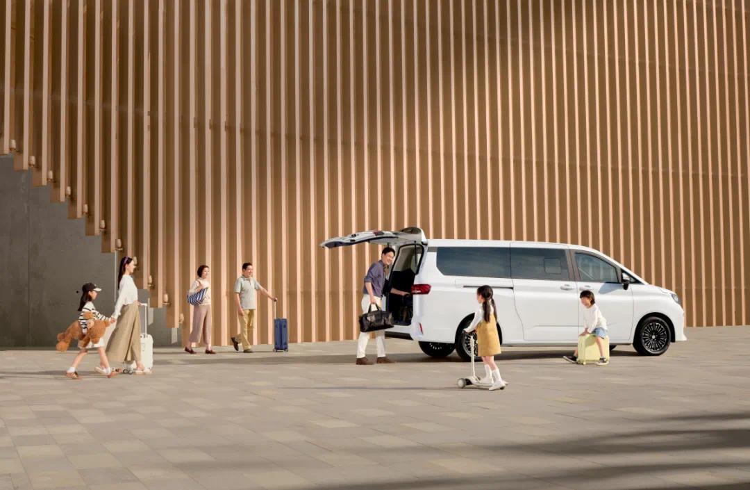 长续航更给力！锐胜王牌E-M7，500km长续航纯电MPV