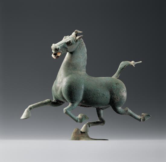 △铜奔马，甘肃省博物馆藏。