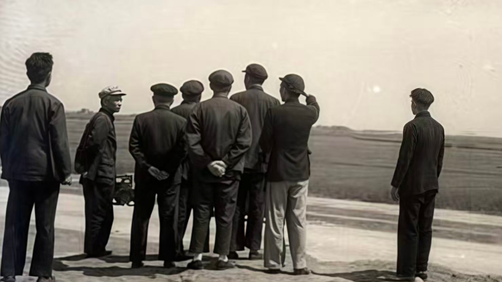 1955年,校长彭康与教授们在西安麦田中踏勘新校址(图片来源:西安交通大学新闻网)