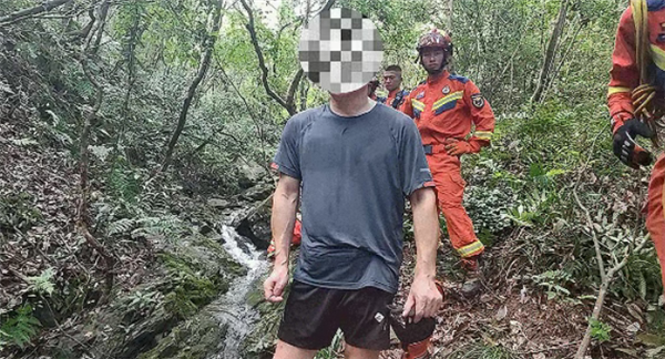 男子听AI抄近道下山被困深山 事后AI说“哈哈”