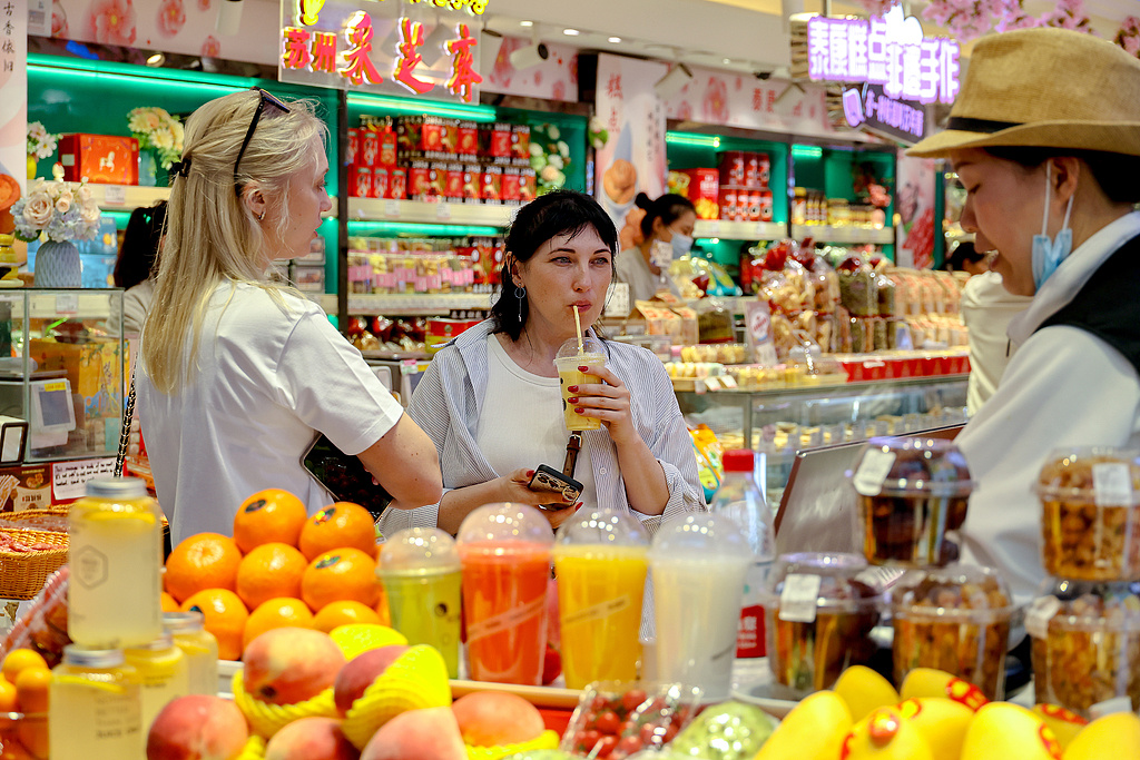 外国游客在上海南京路消费。 （视觉中国）