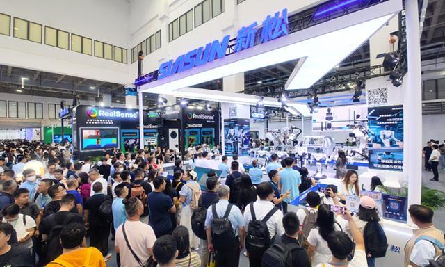 行业展会内大量观众参观机器人展区