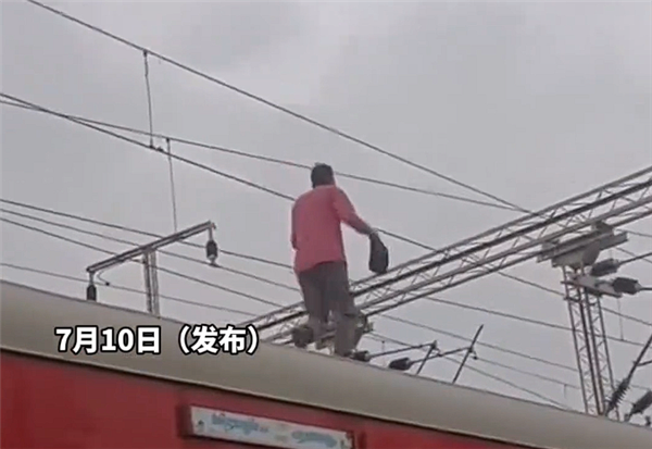 男子在印度火上触摸25000V高压线：瞬间被炸飞