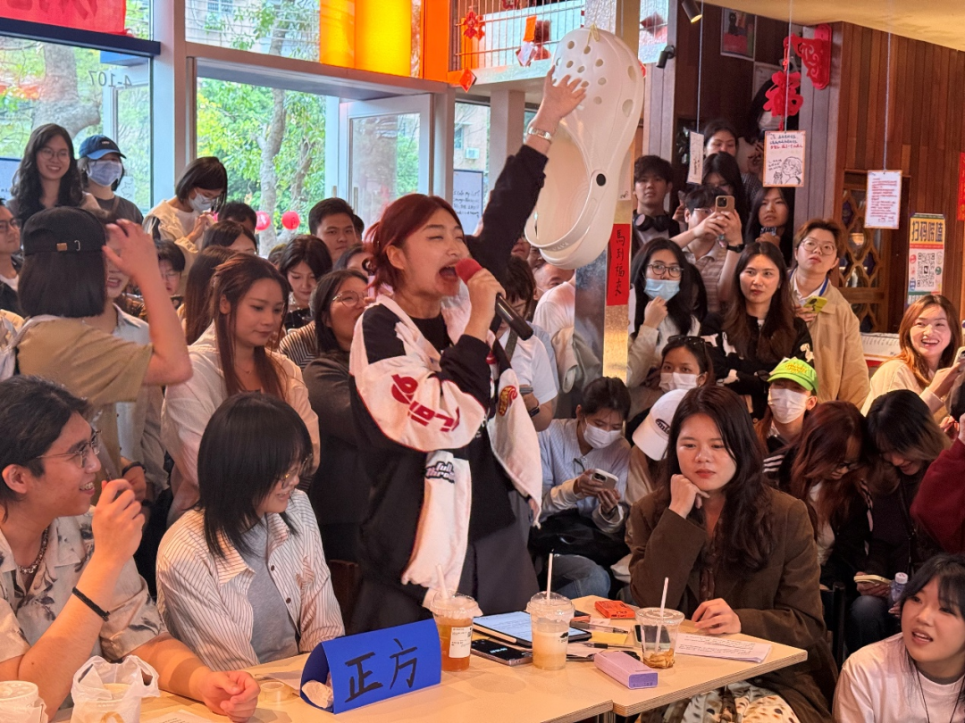 正方辩手小熊慷慨陈词。