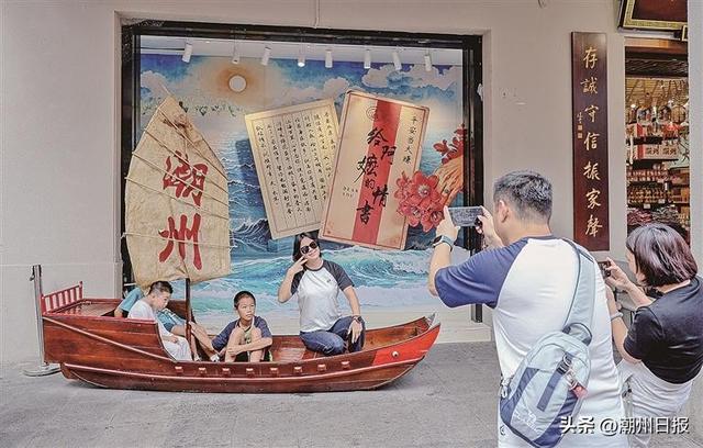 国庆期间，潮州古城各景区景点吸引了众多市民游客前来打卡拍照。 潮州日报全媒体记者 陈宏文 摄
