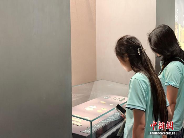 第三期美国华裔青少年“巴蜀文化品悟之旅”11日走进三星堆博物馆和自贡恐龙博物馆。图为美国华裔青少年在三星堆博物馆参观。 袁牟知博 摄