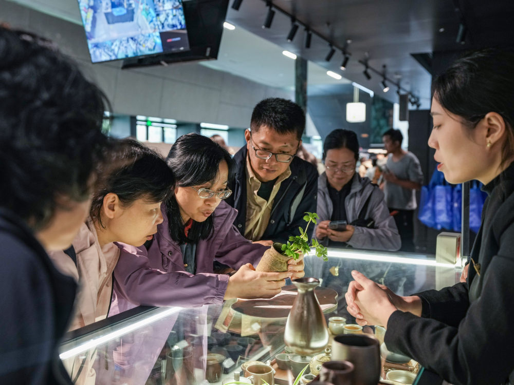 近年来，三星堆遗址重要考古发现成果陆续公布并展出，带动三星堆博物馆的文创产品设计销售热潮。一些文创产品取材于发掘出土的金面罩、青铜器等文物，受到人们的欢迎。三星堆博物馆文创产业起步于1997年建馆伊始，依托三星堆文物等资源，经过多年发展，目前已构建起文创开发、品牌营销、IP授权等核心产业链。通过深耕文博衍生品开发、品牌联名授权、数字产品研发，已实现文创年销售额突破两亿元、IP授权收入破千万元。这是2025年10月30日，游客在三星堆博物馆内的文创商店选购文创产品。