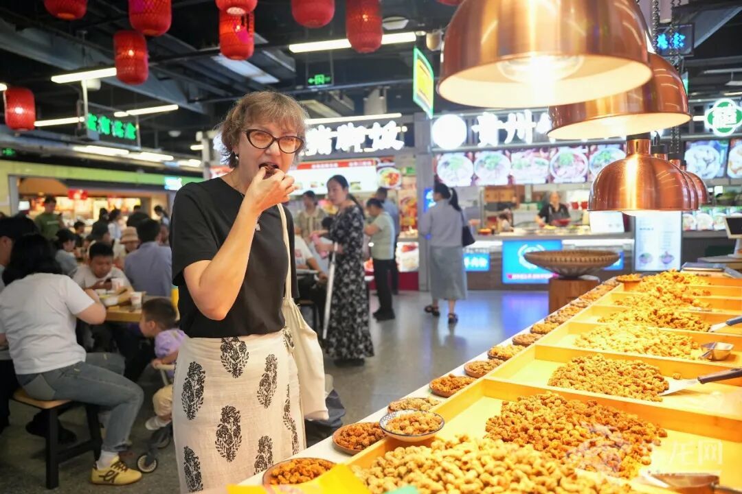 俄罗斯游客品尝重庆特色美食。第1眼TV-华龙网记者 辛飞 摄