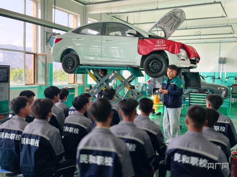 汽修专业部马晓东老师为学生讲解汽车底盘原理课程(央广网记者 张海东 摄)