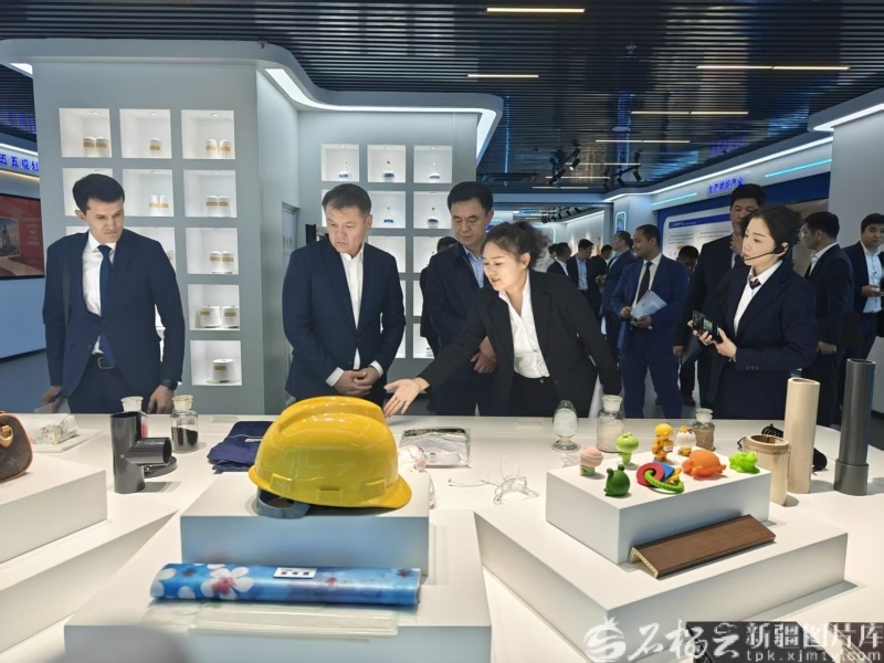 代表团在新疆中泰化学股份有限公司参观。石榴云/新疆日报记者 范琼燕摄