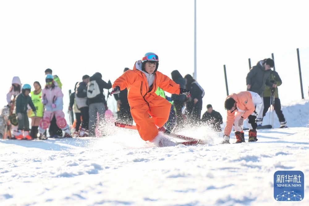 ↑ 1月2日,人们在江苏省句容市宝华山国家森林公园滑雪场滑雪。新华社发(钟学满摄)