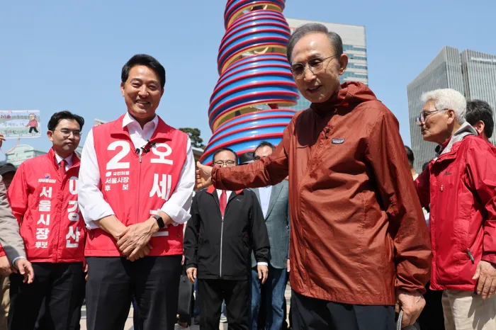 △5月15日，李明博在首尔清溪广场助阵国民力量党首尔市长候选人吴世勋。（图源：韩联社）