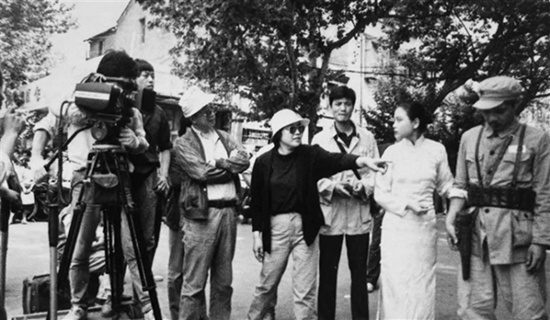 李前宽（右五）、肖桂云（右四）导演在电影《开国大典》拍摄现场为演员说戏