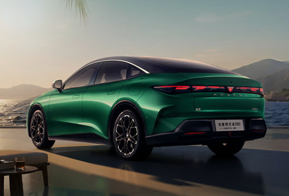定位AI高性能宽体轿跑!全新极狐阿尔法S5开启预售:11.28万起