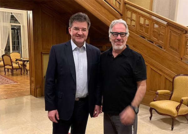 斯洛伐克国家安全顾问米罗斯拉夫·莱恰克(左)和爱泼斯坦(右) 外媒