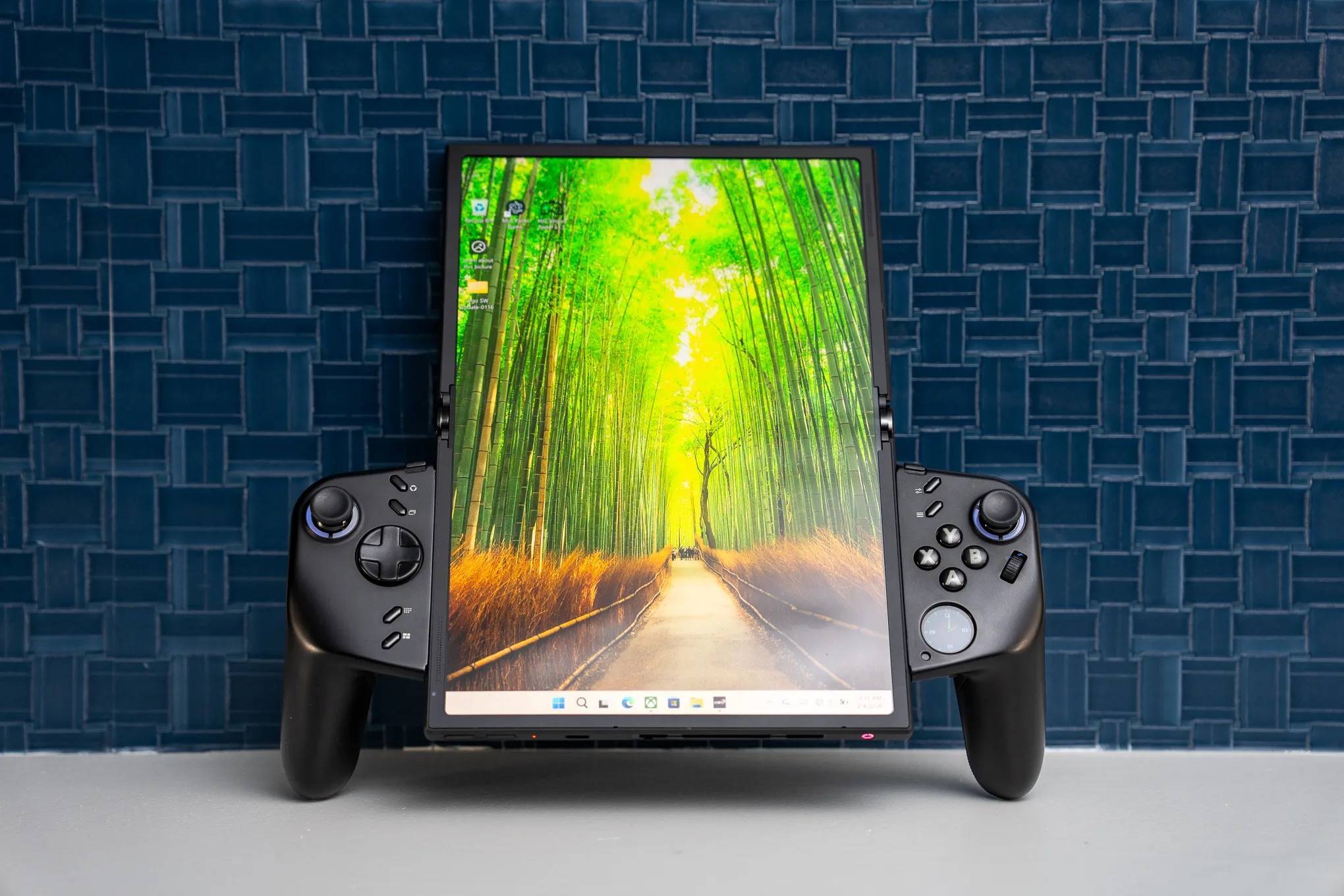 折叠屏掌机、电脑拆成乐高:联想是 MWC 上最抽象的厂家|MWC 2026