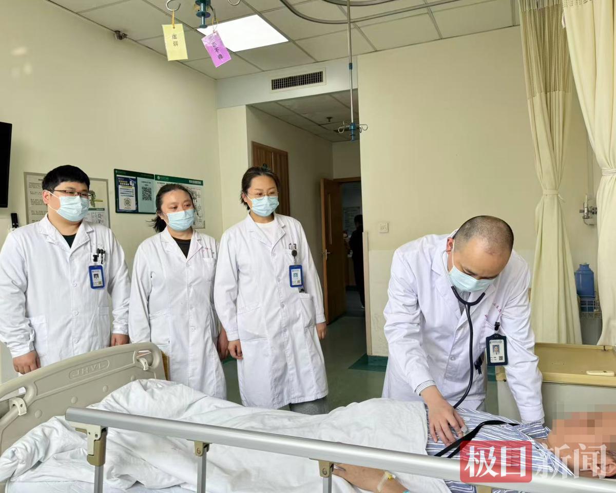 心血管内科专家团队查看患者恢复情况.jpg
