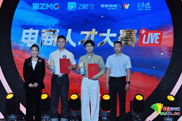 周末参赛合影。受访者供图