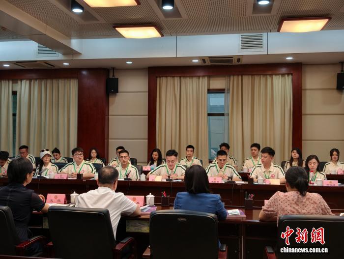 4月10日,广西柳州市与香港青年广西文化交流团座谈会现场。林馨 摄