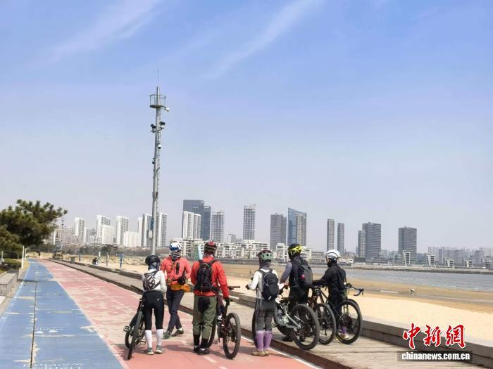 韩国游客以骑行的方式游览青岛沿海风景。受访者供图