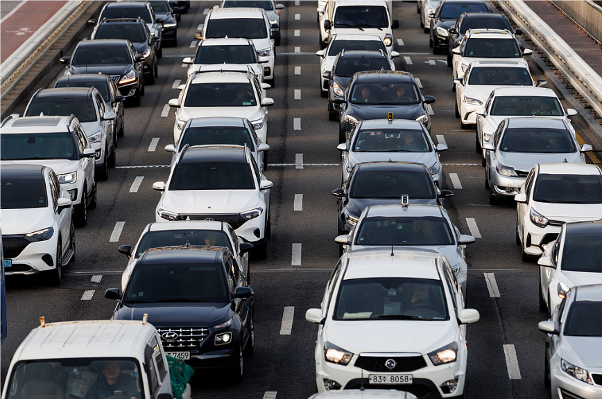 当地时间2026年4月1日,韩国首尔,道路上车辆通行。图源:视觉中国