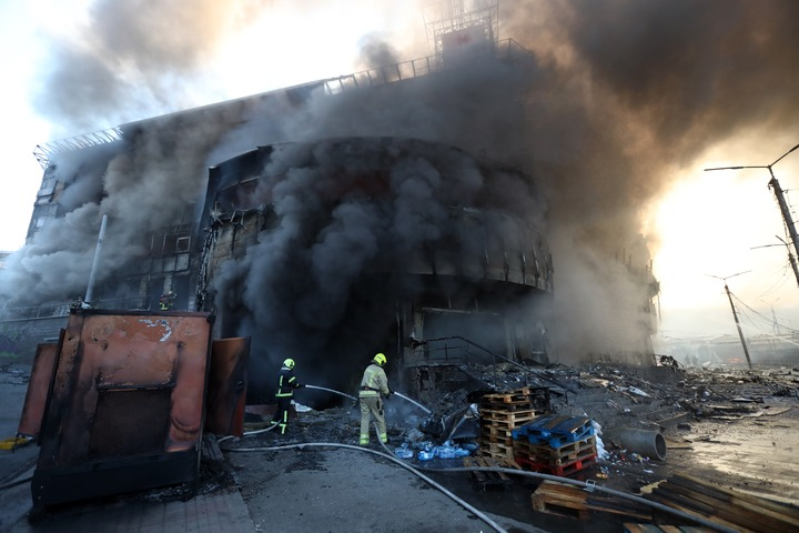 5月24日,乌克兰基辅市一处购物中心遭空袭后起火,消防人员进行灭火作业。新华社发(彼得·德鲁克 摄)