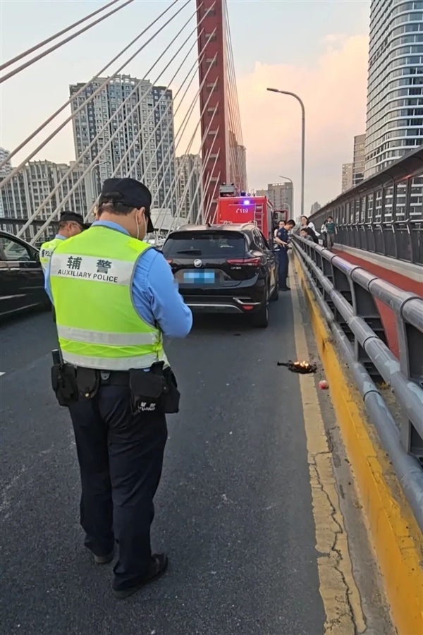 开车途中砰的一声炸了！罗马仕充电宝再现爆燃：市监部门回应