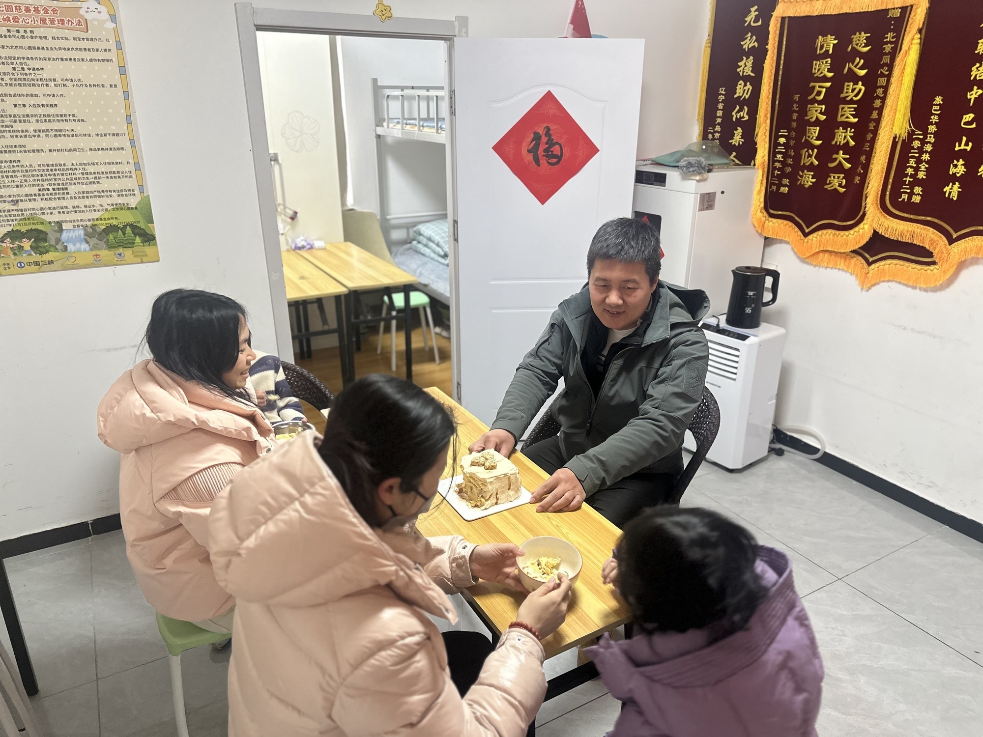 李志刚和小敏、林林两家分享美食（记者韩雪莹 摄）