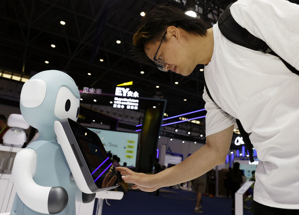 ↑ 4月14日，在第六届消博会科技消费展区，观众与孚宝机器人互动。新华社记者 高静 摄