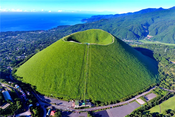 日本这座山不允许长树 每年都要烧一次！游客可付费体验