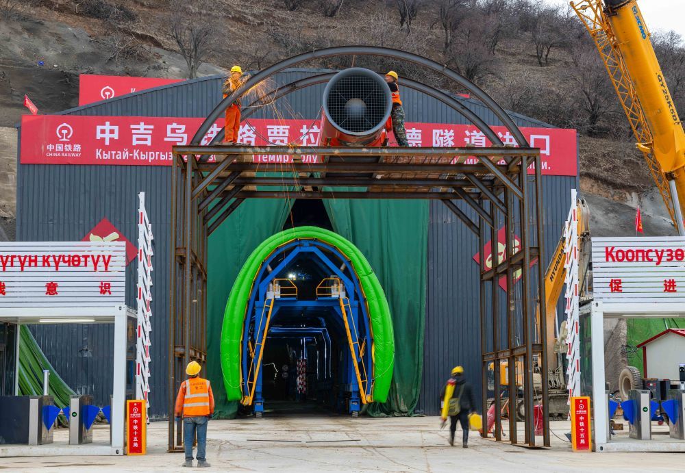 2026年2月11日，在吉尔吉斯斯坦贾拉拉巴德州，中国建设工人为中吉乌铁路贾拉拉巴德隧道安装隧道通风设备。新华社发（任卫云摄）