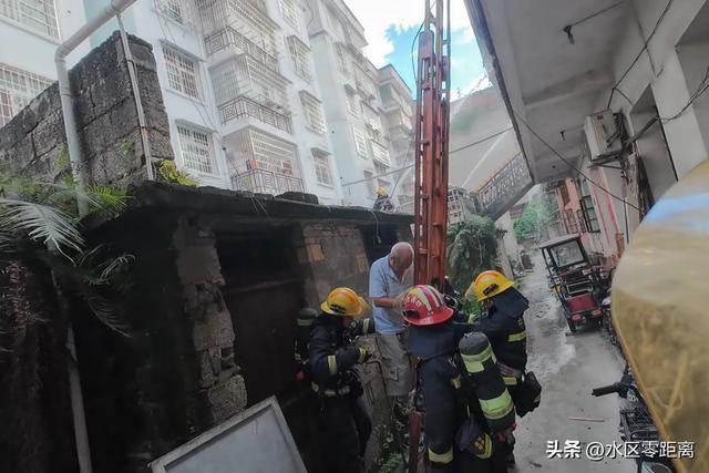 消防员救出被困人员。