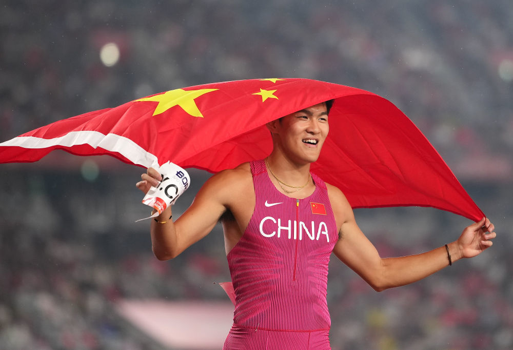 9月27日,中国选手陈圆将在爱知·名古屋亚运会田径项目男子110米栏决赛后庆祝。新华社发(吕小炜摄)
