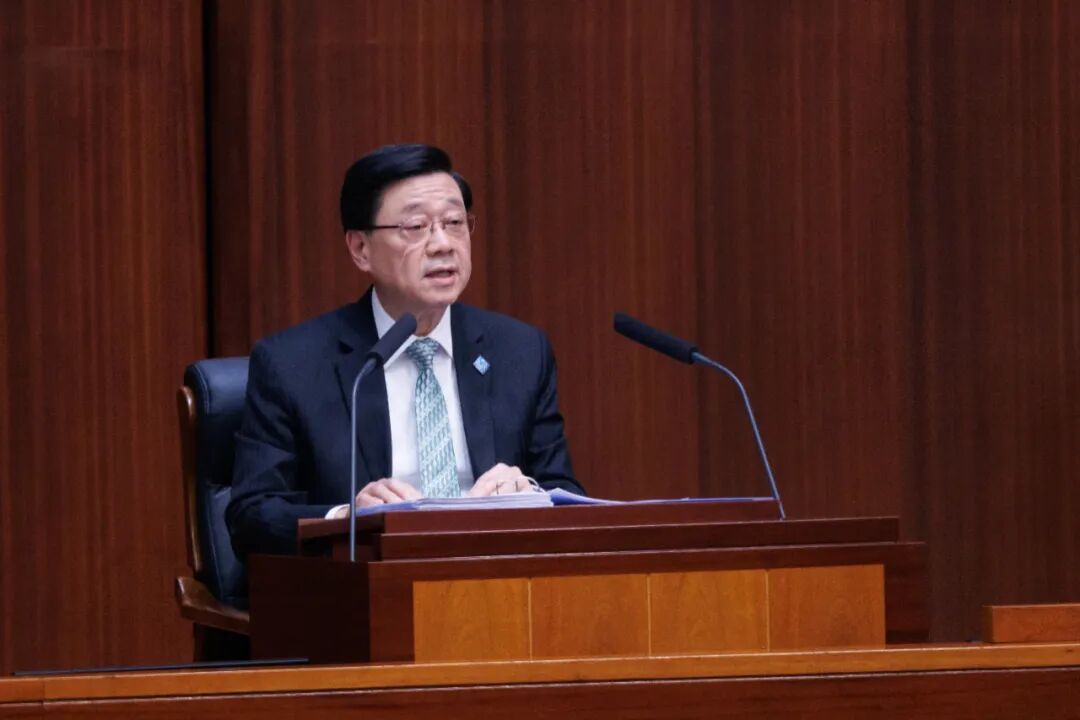 李家超今日在立法会公布五年规划。紫荆杂志记者 梅肯 摄