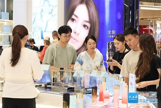 游客在三亚国际免税城选购商品。三亚传媒融媒体记者 李学仕 摄