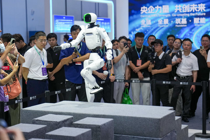 在2026世界机器人大会上，北京人形机器人创新中心的一台“天工Omni”机器人进行多任务演示（2026年8月19日摄）。新华社记者 鞠焕宗 摄