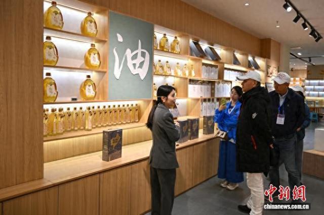 图为海外华媒侨领参观“酉阳800”农特产品展示展销中心。 中新网记者 何蓬磊 摄