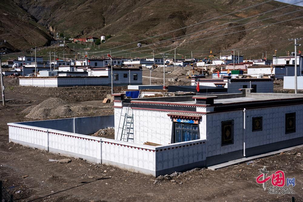夏拉苏村是拉孜县整村安居重建的典型代表。全村累计纳入灾后重建总户数171户,全面推行统规统建、整村安居重建模式,全面提升农房抗震等级与居住品质。中国网记者 郑亮摄