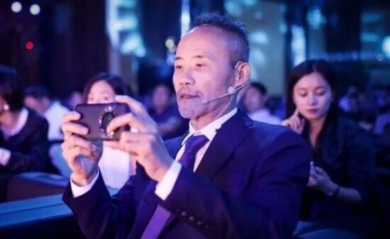 一面手机一面腕表 8848新品M5手机重新定义品味_荔枝网新闻