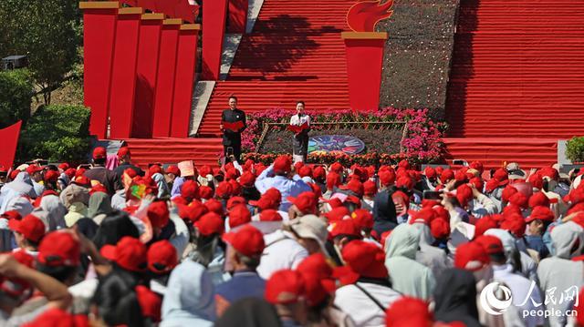 一级演员丁柳元(左)和青年演员印小天(右)朗诵《奋进全胜再向前》。人民网记者 李昌乾摄